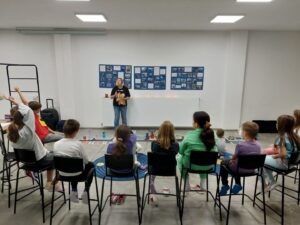 montessori škola učenici slušaju priču