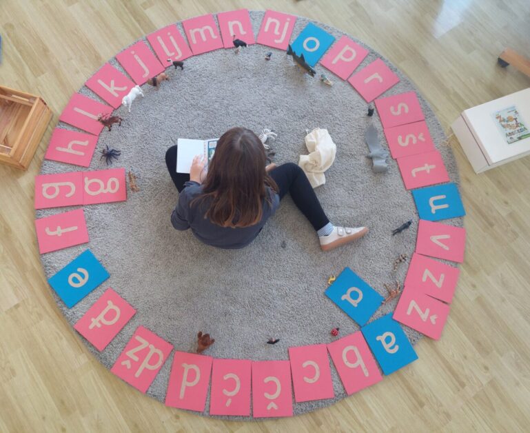slova od brusnog papira montessori materijal